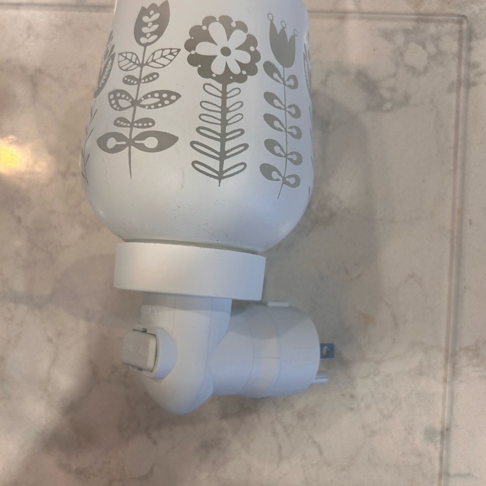 Scentsy White and Gray Floral Plug-In Warmer